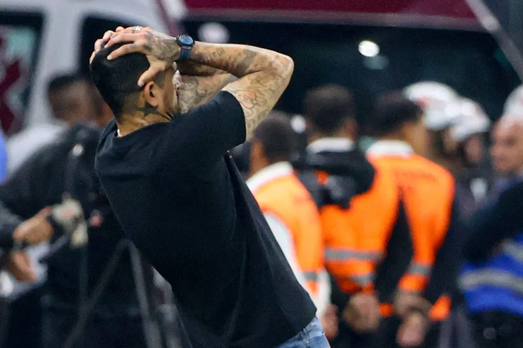Lucho Gonzalez, técnico do Athletico, durante partida contra o Corinthians, pelo Brasileirão Betano . Foto: Joisel Amaral/AGIF