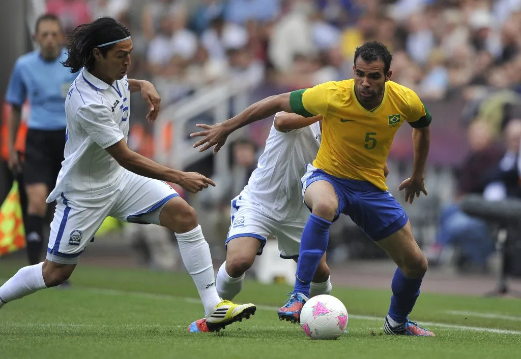 NEWCASTLE, UNITED KINGDOM – AUGUST 4: Roger Espinoza of Honduras and Sandro of Brazil battle for the ball during the Men’s Football Quarter Final match between Brazil and Honduras, on Day 8 of the London 2012 Olympic Games at St James’ Park on August 4, 2012 in Newcastle, England. (Photo by Francis Bompard/Getty Images)