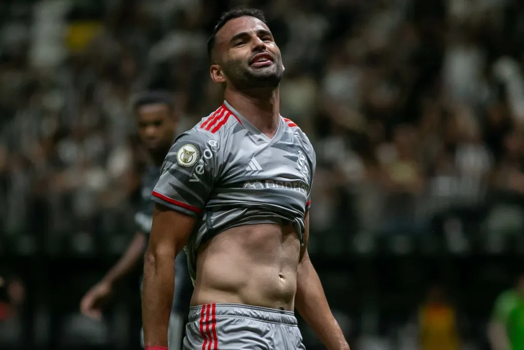 MG – BELO HORIZONTE – 26/10/2024 – BRASILEIRO A 2024, ATLETICO-MG X INTERNACIONAL – Thiago Maia jogador do Internacional durante partida contra o Atletico-MG no estadio Arena MRV pelo campeonato Brasileiro A 2024. Foto: Fernando Moreno/AGIF