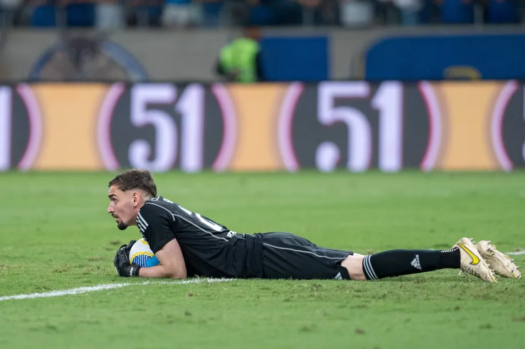 Anthoni, goleiro do Internacional, durante partida contra o Cruzeiro, pelo Brasileirão Betano. Foto: Alessandra Torres/AGIF