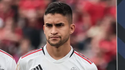 Rodrigo Nestor jogador do Sao Paulo durante execucao do hino nacional antes da partida contra o Athletico-PR no estadio Arena da Baixada pelo campeonato Brasileiro A 2023.