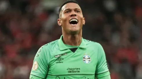 Adriel jogando no Grêmio em 2023