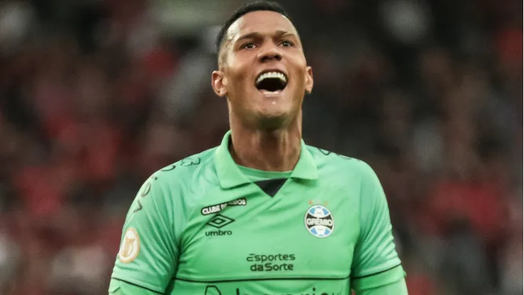 Adriel jogando no Grêmio em 2023
