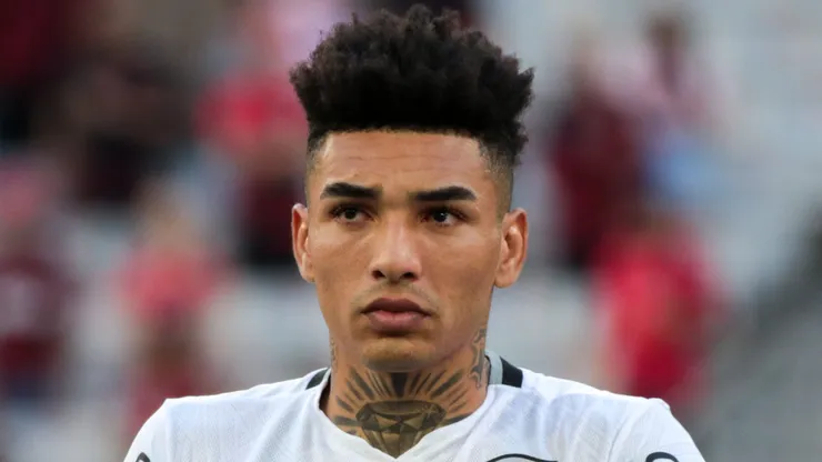 Igor Jesus jogador do Botafogo durante execucao do hino nacional antes da partida contra o Athletico-PR no estadio Arena da Baixada pelo campeonato Brasileiro A 2024.