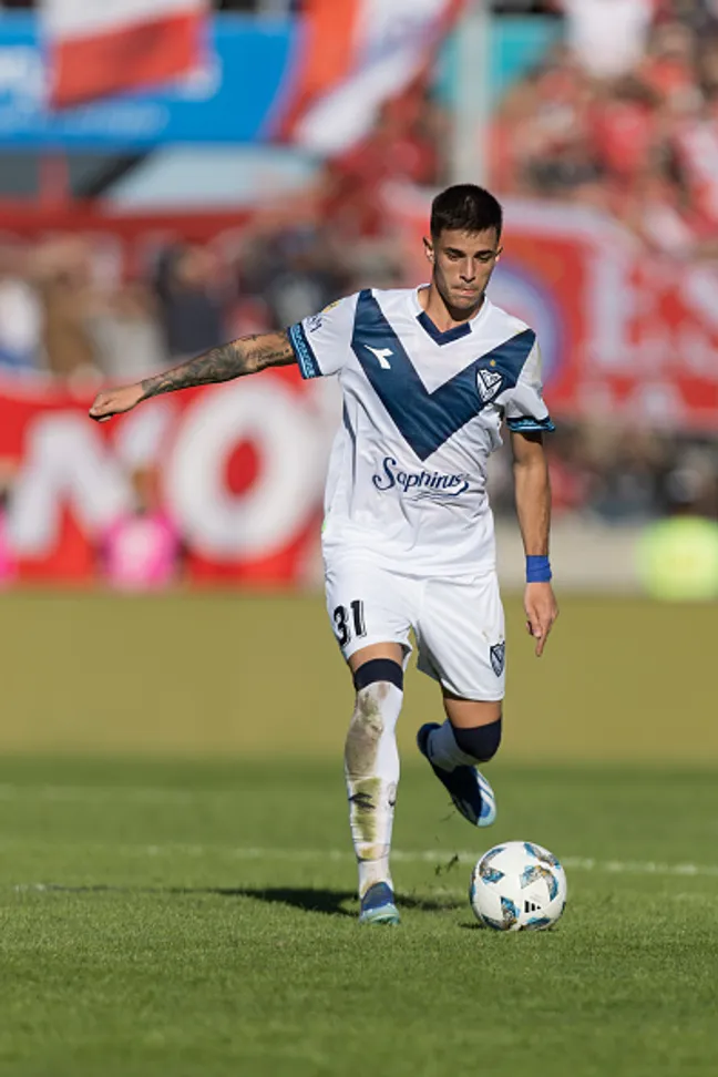Valentín Gómez atuando no Velez Sarsfield-ARG em 2024 -Photo by Mateo Occhi/Getty Images