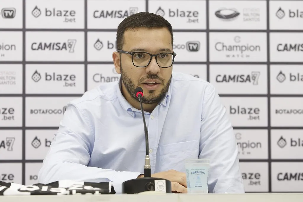 Foto: Vitor Silva/Botafogo – Alessandro Brito durante apresentação no Botafogo em 2022.