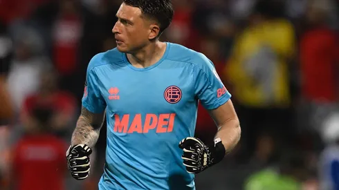 Foto: Divulgação/Lanús – Nahuel Losada em ação com a camisa do Lanús.
