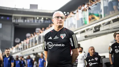 Dorival Junior ex-técnico do São Paulo durante partida contra o Santos no estádio Vila Belmiro pelo campeonato Brasileiro A 2023. Foto: Abner Dourado/AGIF
