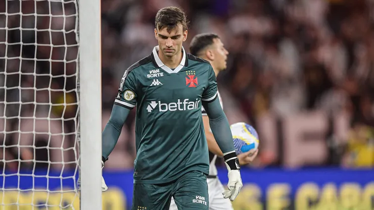 Léo Jardim, goleiro do Vasco, durante partida contra o Botafogo (Foto: Thiago Ribeiro/AGIF)