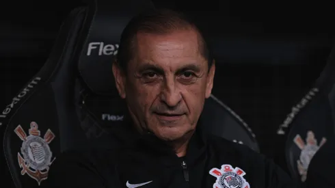 Ramón Díaz, técnico do Corinthians, durante partida contra o Palmeiras (Foto: Ettore Chiereguini/AGIF)