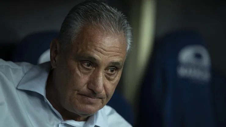 Tite comandando Flamengo durante partida contra o Athletico-PR (Foto: Jorge Rodrigues/AGIF)