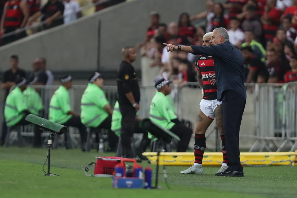 Tite passa instrução para Gabigol durante partida (Photo by Wagner Meier/Getty Images)