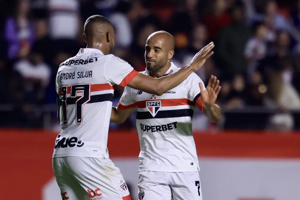 André Silva jogador do Sao Paulo comemora seu gol com Lucas Moura – Foto: Marcello Zambrana/AGIF