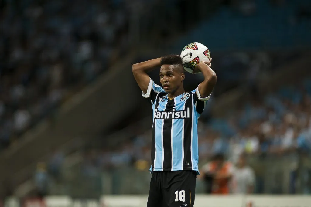 Wendell, no Gremio, em lance contra o Nacional-URU durante partida pela Libertadores 2014. Foto: Ramiro Furquim/AGIF