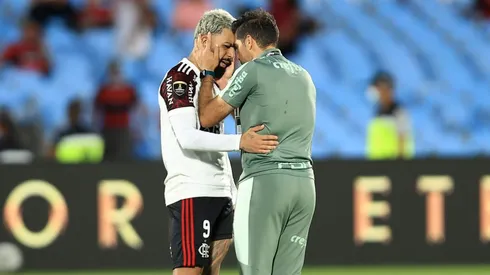 MONTEVIDEO, URUGUAY – NOVEMBER 27: Abel Ferreira Coach of Palmeiras talks to Gabriel Barbosa of Flamengo after the final match of Copa CONMEBOL Libertadores 2021 between Palmeiras and Flamengo at Centenario Stadium on November 27, 2021 in Montevideo, Uruguay. Palmeiras defeated Flamengo by 2-1 in extra time. (Photo by Buda Mendes/Getty Images)