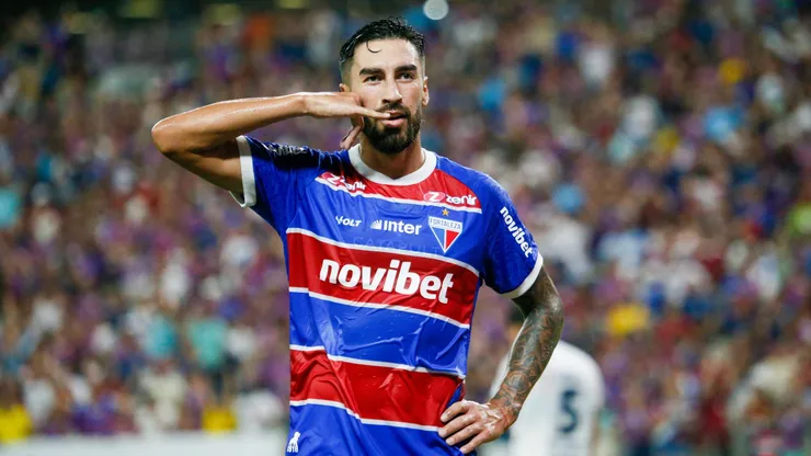 Lucero, jogador do Fortaleza, durante partida contra o Sportivo Trinidense, pela Copa Sul-Americana.