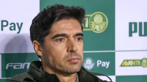Abel Ferreira, técnico do Palmeiras, durante partida contra o Grêmio (Foto: Marcello Zambrana/AGIF)
