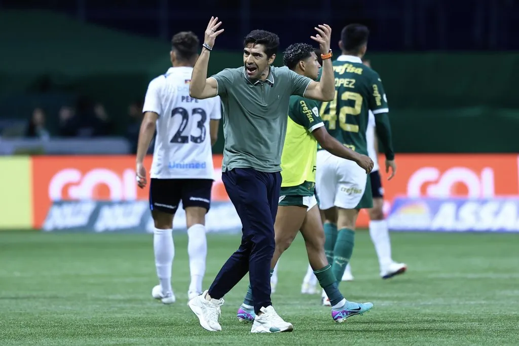 Abel Ferreira, técnico do Palmeiras, comemora vitoria ao final da partida contra o Grêmio (Foto: Marcello Zambrana/AGIF)