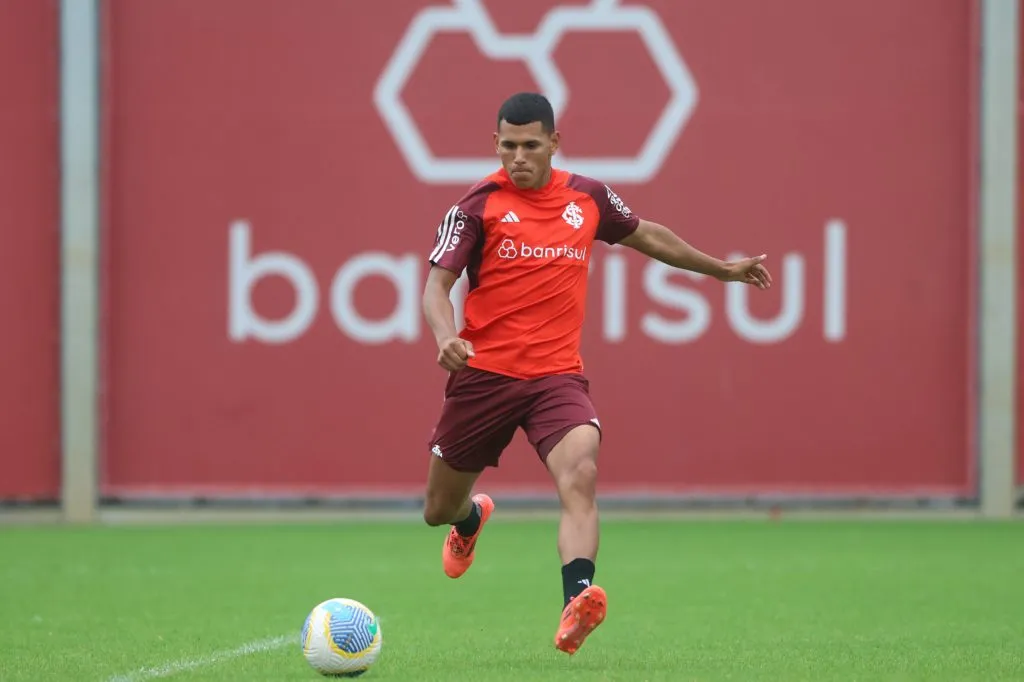 Braian Aguirre, lateral do Internacional, deve ter seus primeiros minutos na próxima partida. Foto: Ricardo Duarte/SC Internacional
