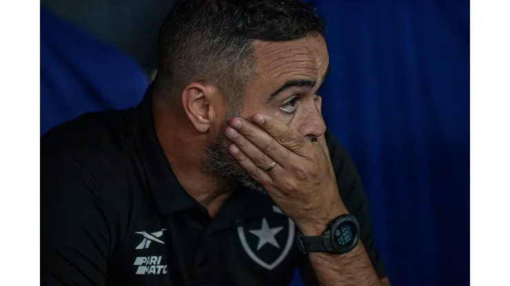 Artur Jorge durante confronto contra o Criciúma no Brasileirão 2024.