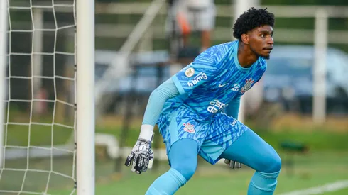 Hugo Souza, jogador do Corinthians, durante partida contra o Vitória (Foto: Jhony Pinho/AGIF)