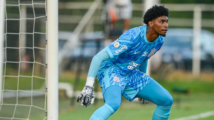 Hugo Souza, jogador do Corinthians, durante partida contra o Vitória (Foto: Jhony Pinho/AGIF)