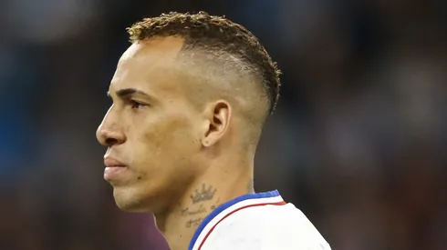 PORTO ALEGRE, BRAZIL - OCTOBER 4: Breno Lopes of Fortaleza stands for the national anthem prior to a match between Gremio and Fortaleza as part of Brasileirao 2024 at Arena do Gremio on October 4, 2024 in Porto Alegre, Brazil. (Photo by Pedro H. Tesch/Getty Images)