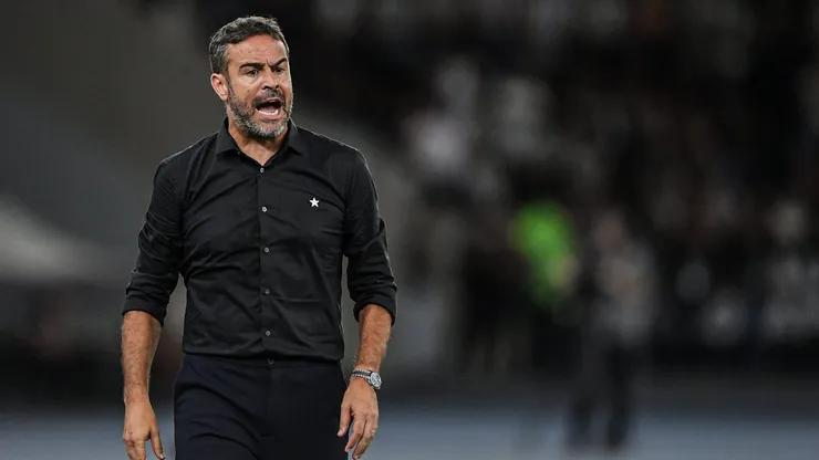 Artur Jorge tecnico do Botafogo durante partida contra o Vasco (Foto: Thiago Ribeiro/AGIF)