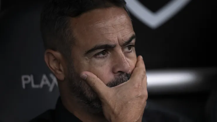 Artur Jorge, técnico do Botafogo, durante partida contra o Cuiabá (Foto: Jorge Rodrigues/AGIF)
