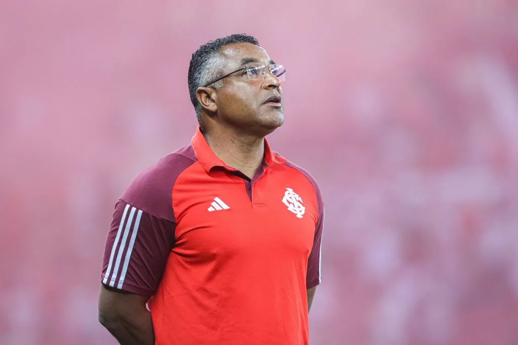 Roger Machado durante partida contra o Flamengo no Campeonato Brasileiro A 2024. Foto: Maxi Franzoi/AGIF