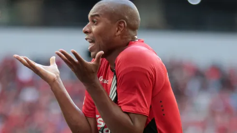 Fernandinho durante confronto contra o Corinthians no Brasileirão 2024.