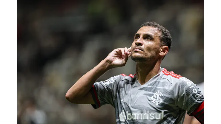Alan Patrick durante confronto contra o Atlético-MG no Brasileirão 2024.