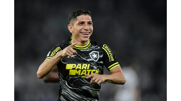Savarino durante confronto contra o Vasco no Brasileirão 2024.
