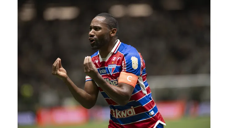 Tinga durante confronto contra o Atlético-MG no Brasileirão de 2023.