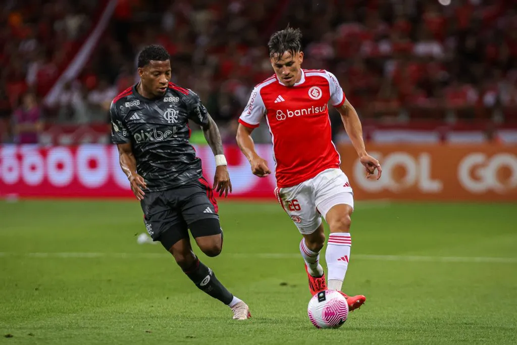 Bernabei, jogador do Internacional, durante partida contra o Flamengo (Foto: Maxi Franzoi/AGIF)