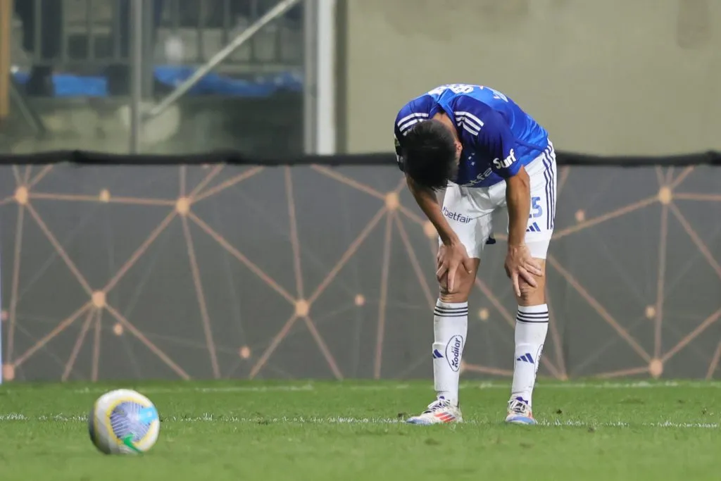 MG – BELO HORIZONTE – 06/11/2024 – BRASILEIRO A 2024, CRUZEIRO X FLAMENGO – Villalba jogador do Cruzeiro lamenta derrota ao final da partida contra o Flamengo no estadio Independencia pelo campeonato Brasileiro A 2024. Foto: Gilson Lobo/AGIF