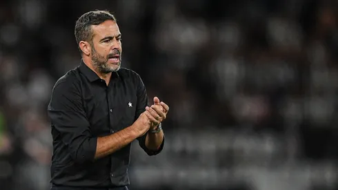 Artur Jorge técnico do Botafogo durante partida contra o Vasco no estádio Engenhão pelo campeonato Brasileiro A 2024. Foto: Thiago Ribeiro/AGIF