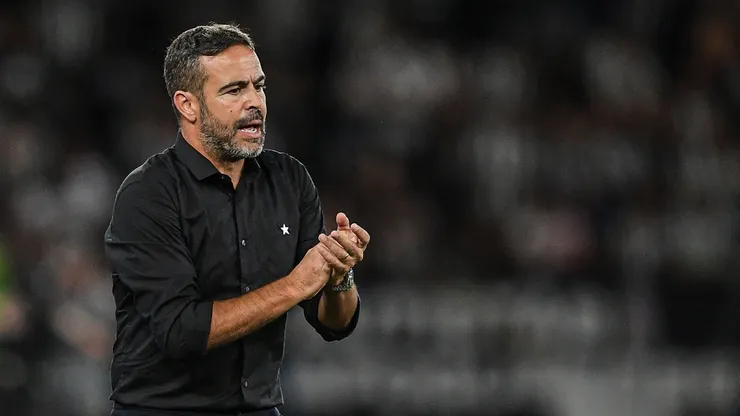 Artur Jorge técnico do Botafogo durante partida contra o Vasco no estádio Engenhão pelo campeonato Brasileiro A 2024. Foto: Thiago Ribeiro/AGIF