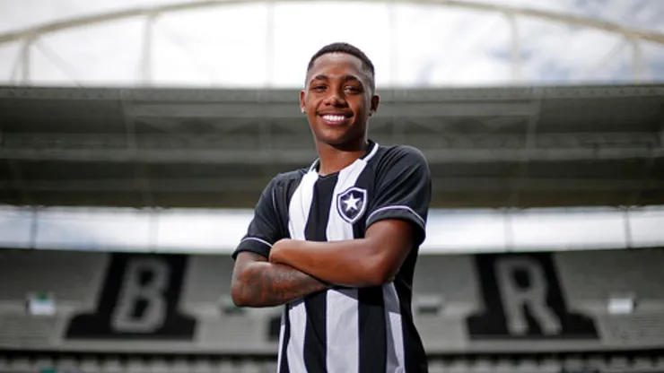 Luis Phelipe quando foi apresentado como reforço do Botafogo. Foto: Vitor Silva/ Botafogo