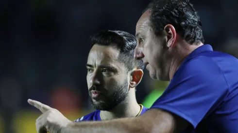 RIO DE JANEIRO, BRAZIL - OCTOBER 28: Coach Rogerio Ceni (R) of Bahia talks to Everton Ribeiro of Bahia during the match between Vasco da Gama and Bahia as part of Brasileirao 2024 at Sao Januario Stadium on October 28, 2024 in Rio de Janeiro, Brazil. (Photo by Wagner Meier/Getty Images)