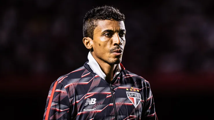 Luiz Gustavo, jogador do São Paulo, durante partida contra o Santos, pelo Campeonato Paulista.
