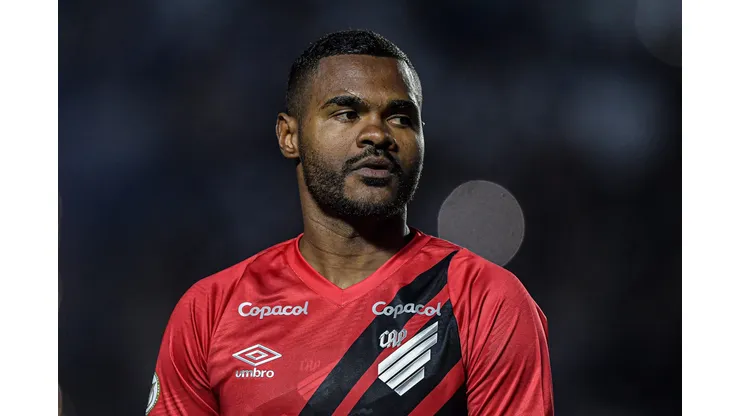 Nikão jogador do São Paulo, atuando no Athlético-PR em 2024 por empréstimo