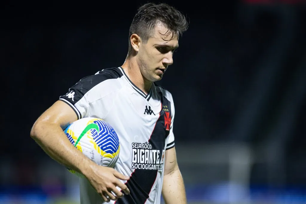 Lucas Piton durante partida contra o Bragantino no Campeonato Brasileiro A 2024. Foto: Fabio Moreira Pinto/AGIF