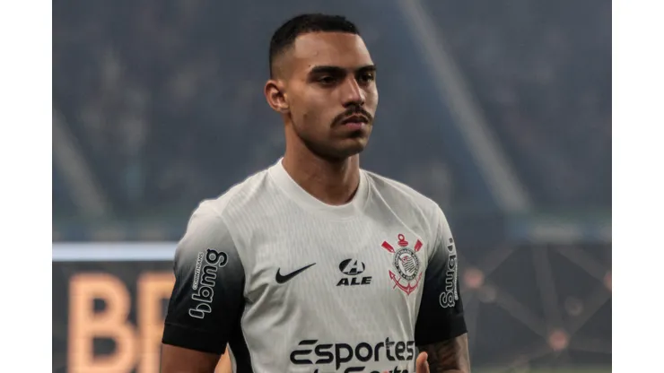 Matheuzinho durante confronto contra o Grêmio na Copa do Brasil 2024.