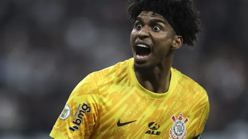 Hugo Souza durante confronto contra o Palmeiras no Brasileirão 2024.