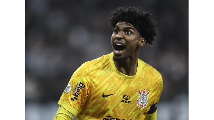 Hugo Souza durante confronto contra o Palmeiras no Brasileirão 2024.