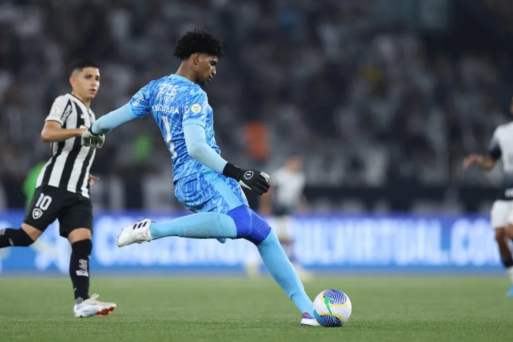 Hugo Souza durante confronto contra o Botafogo no Brasileirão 2024. (Photo by Lucas Figueiredo/Getty Images)