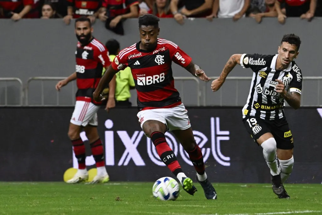 Bruno Henrique, jogador do Flamengo, durante partida contra o Santos pelo campeonato Brasileiro A 2023. (Foto: Mateus Bonomi/AGIF)