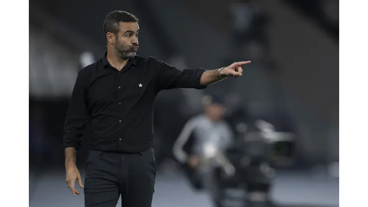 Artur Jorge durante confronto contra o Palmeiras na Libertadores de 2024.