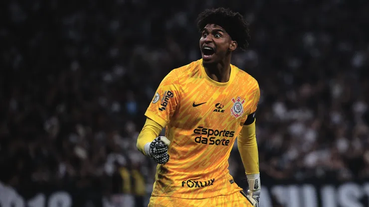 Hugo Souza, goleiro do Corinthians comemora gol de Yuri Alberto durante partida contra o Palmeiras (Foto: Ettore Chiereguini/AGIF)
